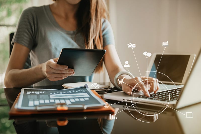 las-mujeres-estan-usando-tabletas-y-portatiles-para-trabajar-en-la-oficina Inicio